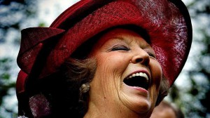 Koningin Beatrix lacht breeduit tijdens Koninginnedag 2005